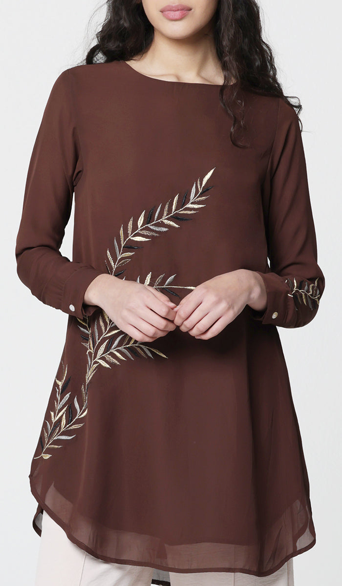 Woman wearing modest Baraka tunic in Cocoa.
