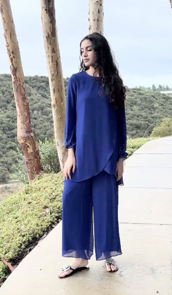 Woman outside wearing Seema tunic in Blue.