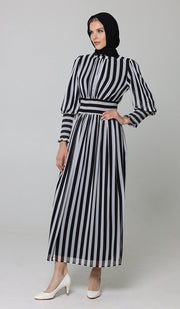 Robe longue modeste rayée à taille élastique Anisa - Noir et blanc