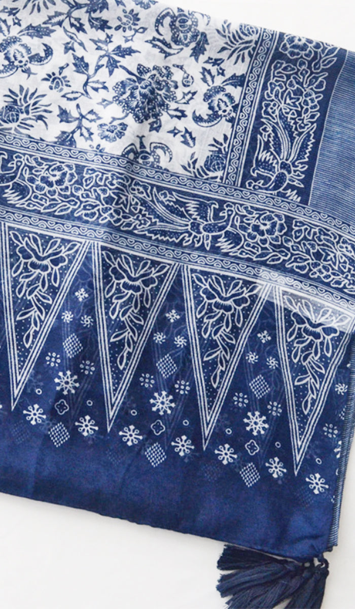 Pattern of non-slip cotton wrap hijab in Navy Blue/White. 