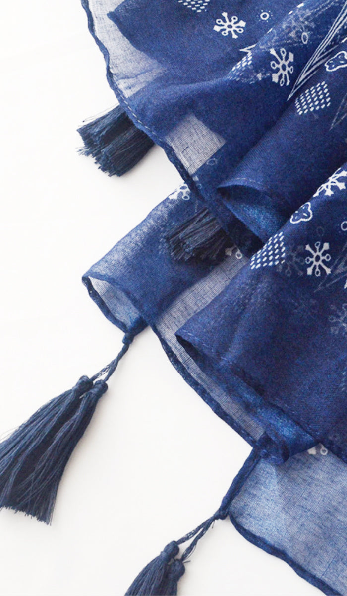 Tassel details of non-slip cotton hijab in Navy Blue/White. 