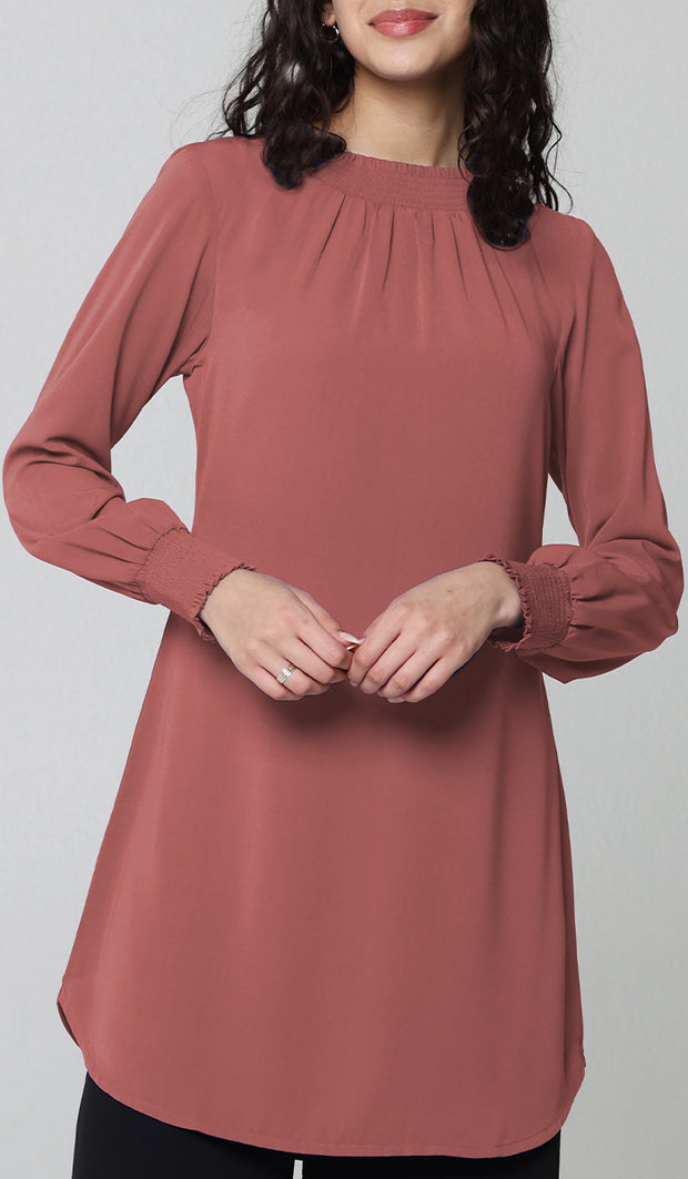 Tunique modeste longue smockée Mishal Essential - Rose corail - PRÉCOMMANDE (expédiée dans 2 semaines)