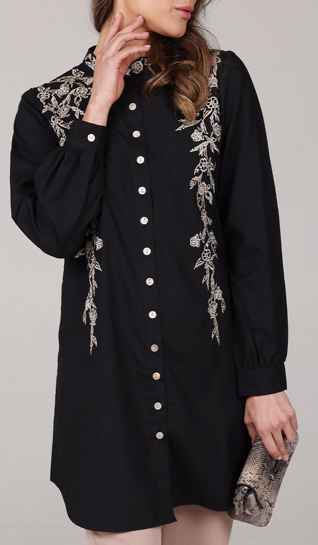 Chemise boutonnée modeste brodée principalement en coton Alvina - Noir 