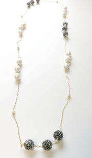 Collier long en argent sterling plaqué or et perles d'eau douce - Gris et blanc