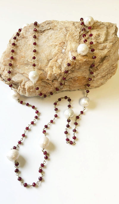 Sautoir avec perles baroques et rubis