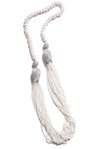 Longues tulipes blanches avec collier artisanal turc de perles