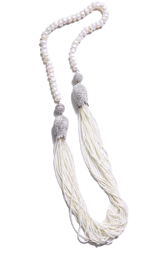 Longues tulipes blanches avec collier artisanal turc de perles