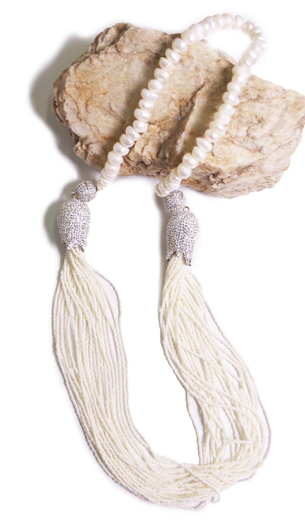 Longues tulipes blanches avec collier artisanal turc de perles