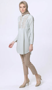 Robe tunique brodée Nadra principalement en coton - Menthe