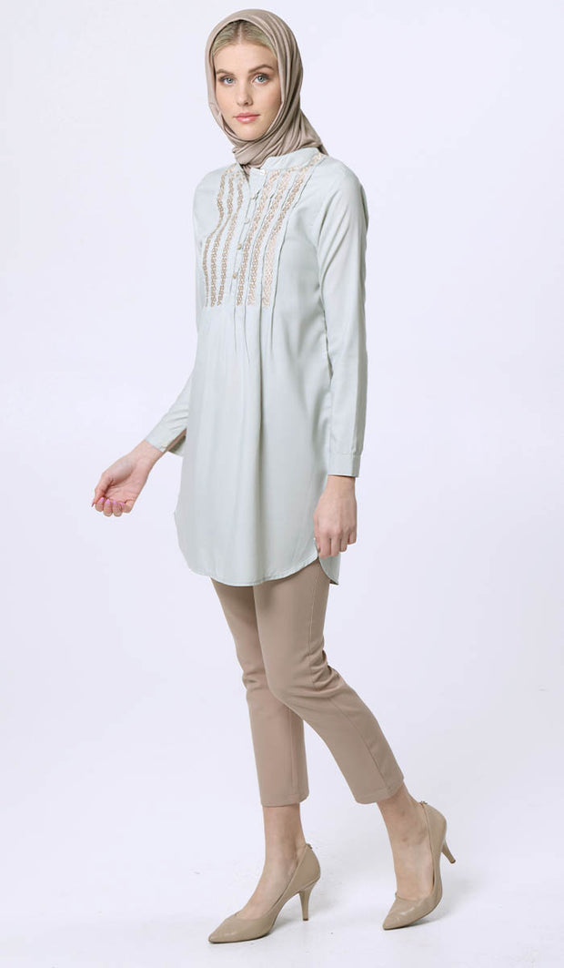 Robe tunique brodée Nadra principalement en coton - Menthe